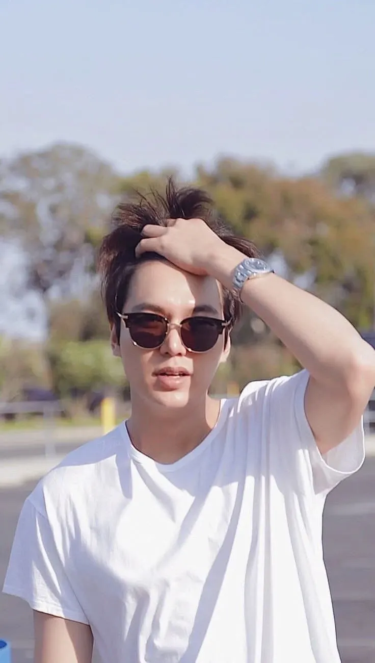 Emotional wallpaper shared by fans for Lee Minho