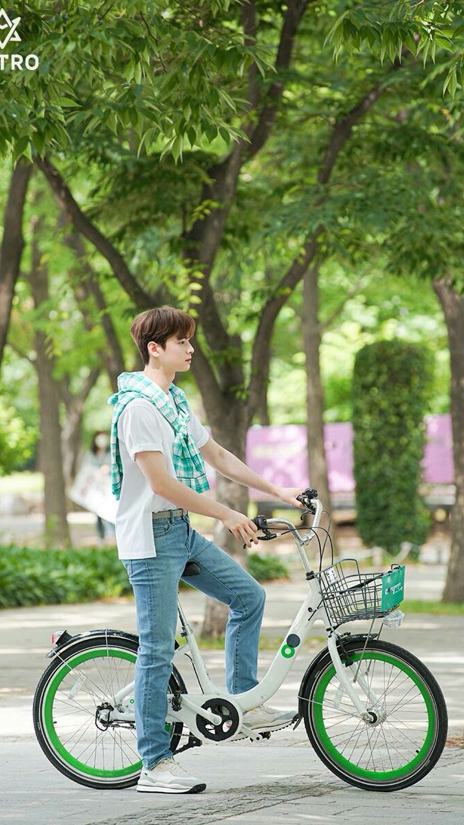 Behind-the-scenes cut of Cha Eunwoo