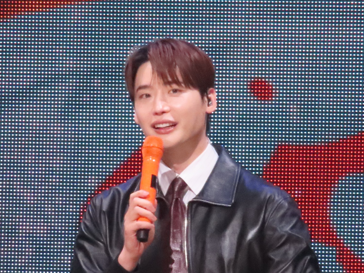 A moment captured by a fan of Lee Jongsuk