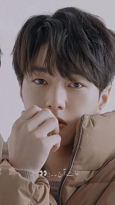 A moment captured by a fan of Kim Myungsoo (L)