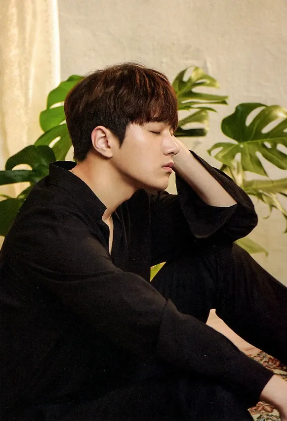 Behind-the-scenes cut of Kim Myungsoo (L)