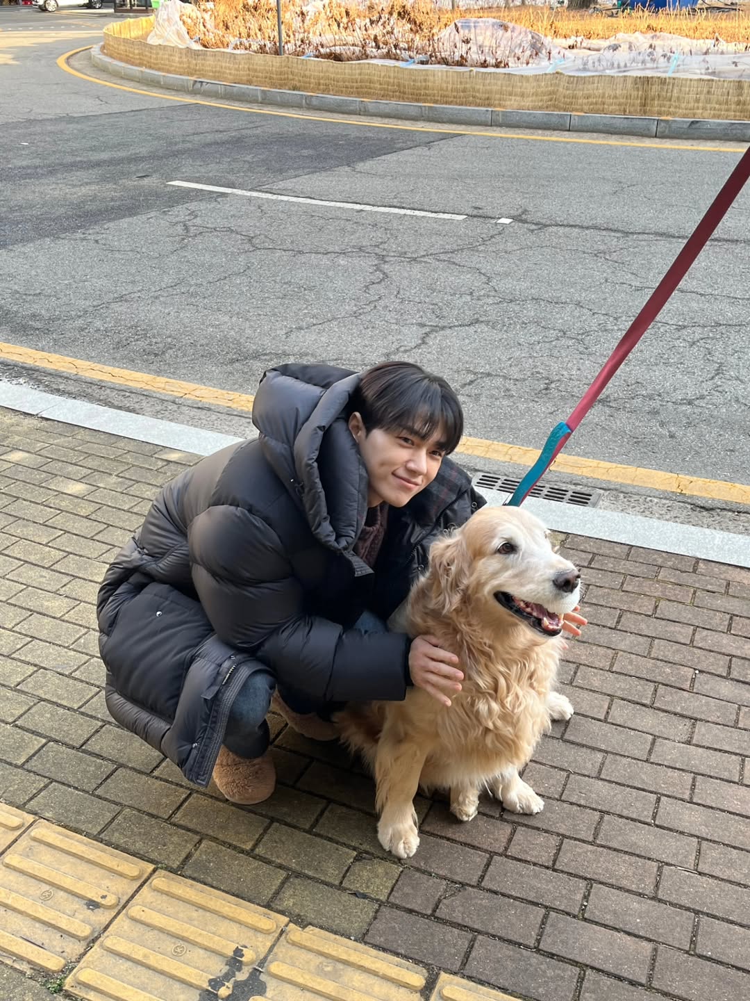 Behind-the-scenes cut of Kim Myungsoo (L)