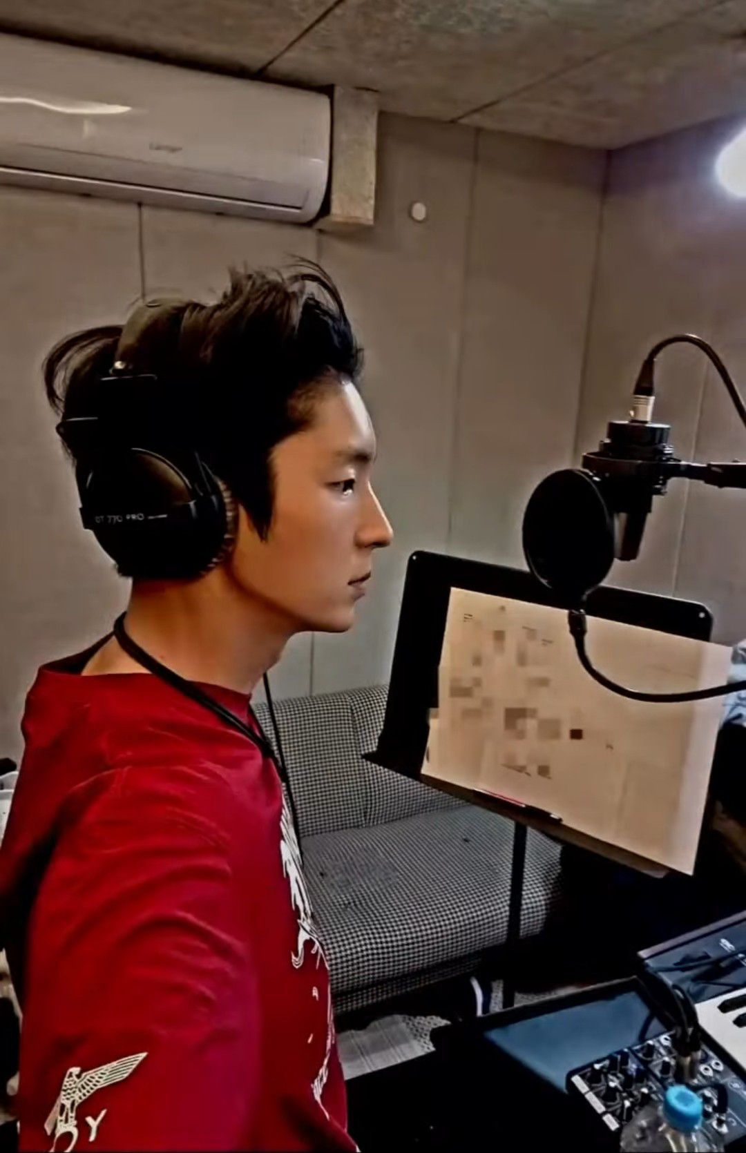 Behind-the-scenes cut of Lee Joongi