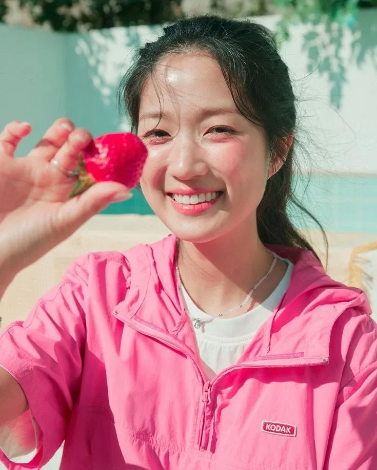Behind-the-scenes cut of Kim Hyeyoon