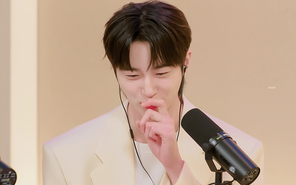 Behind-the-scenes cut of Byeon Wooseok