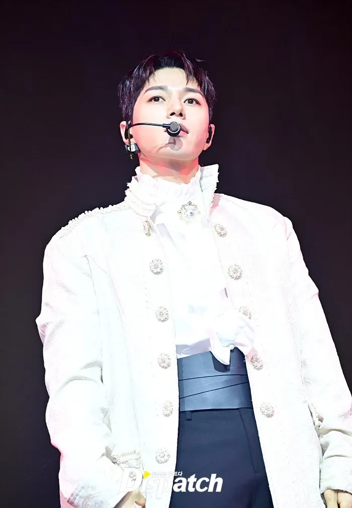 A moment captured by a fan of Kim Myungsoo (L)