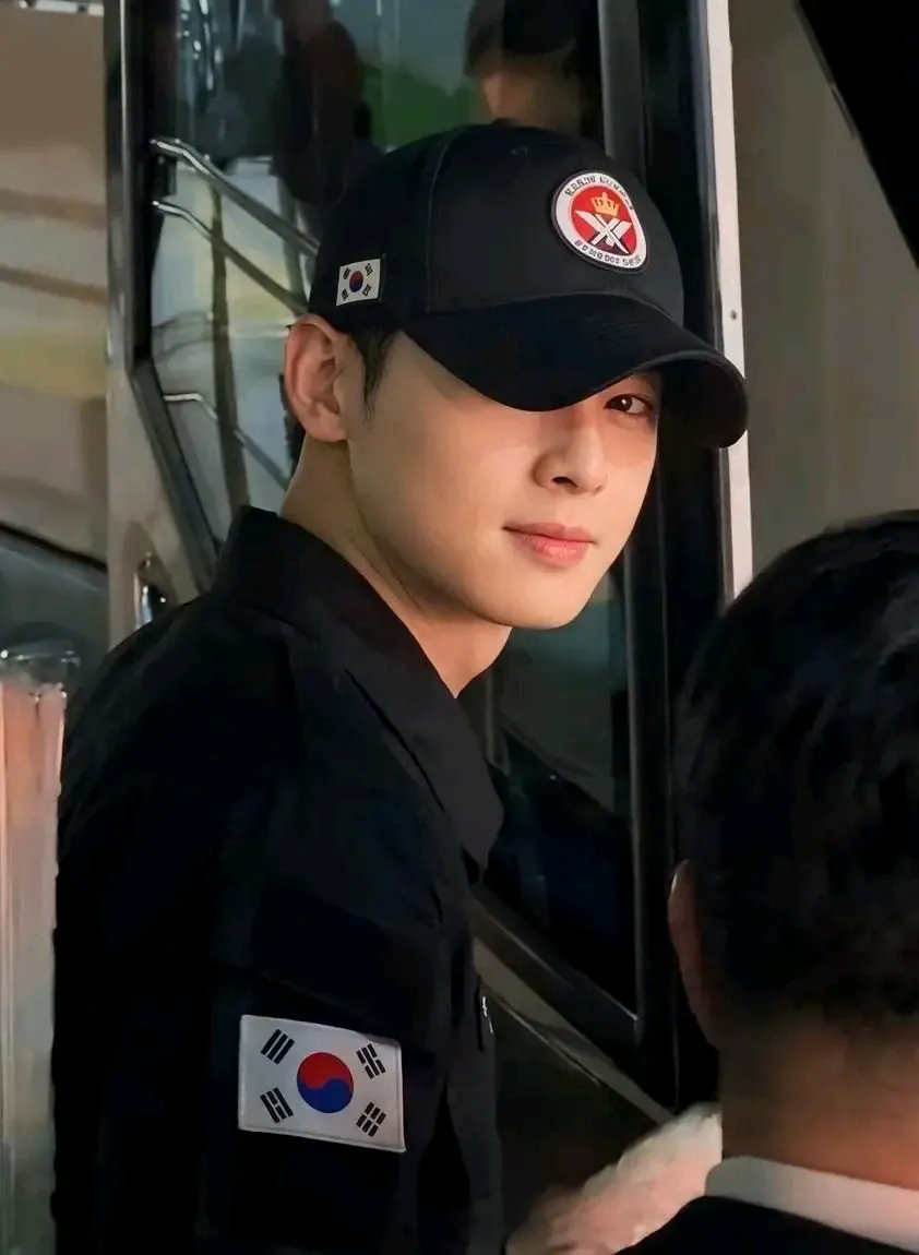A moment captured by a fan of Cha Eunwoo