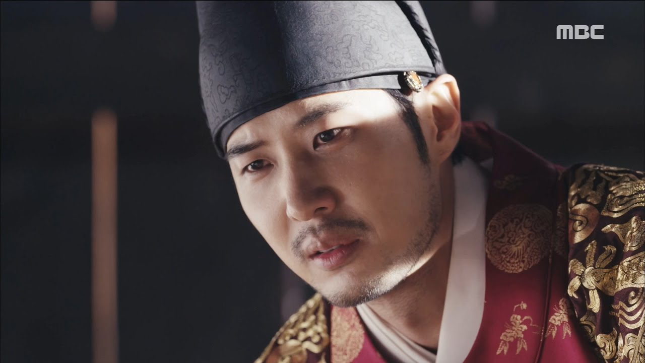 A moment captured by a fan of Yoon Kyunsang