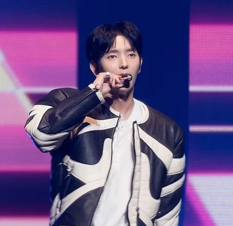 A moment captured by a fan of Lee Joongi
