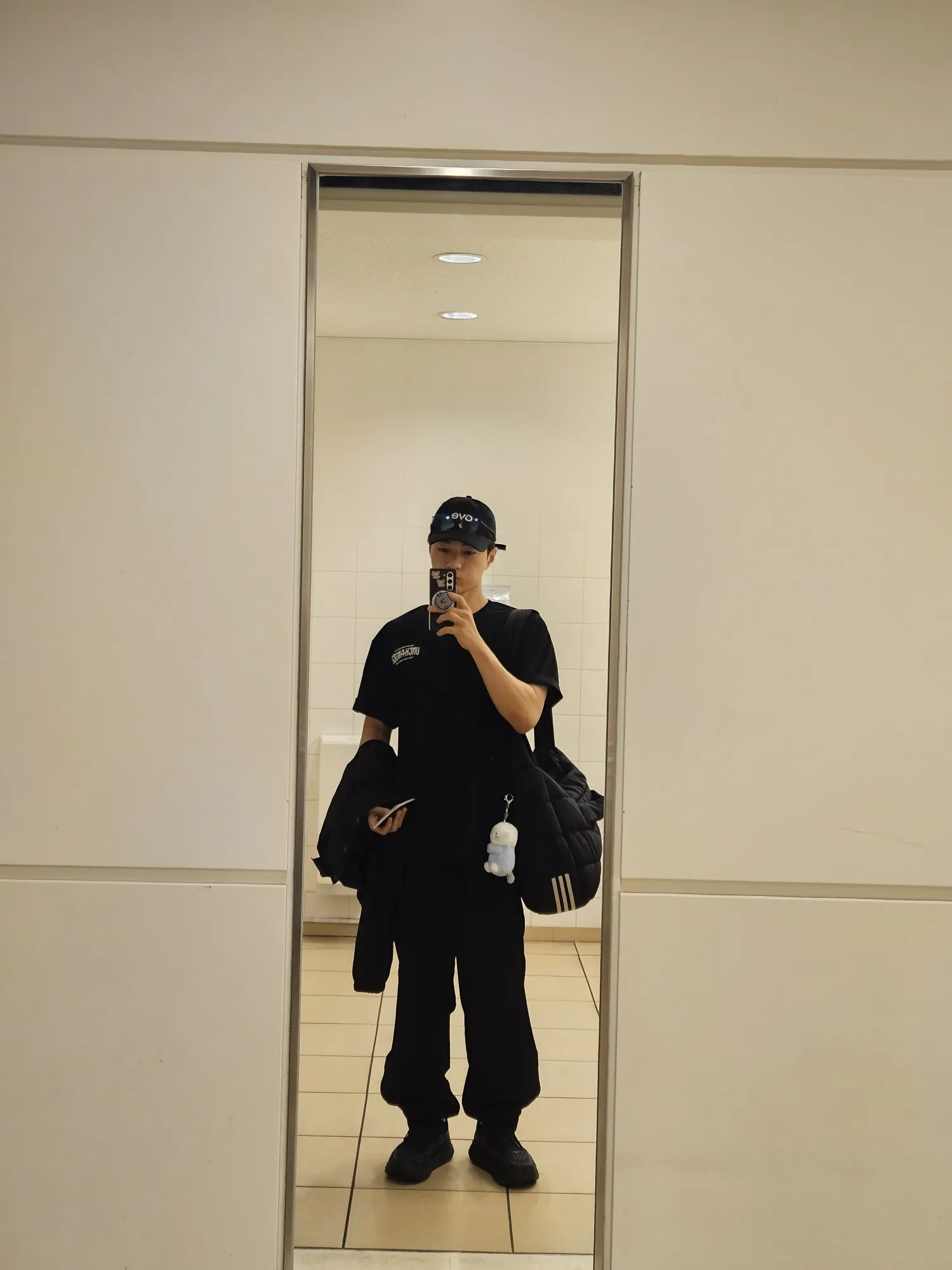A moment captured by a fan of Kim Myungsoo (L)