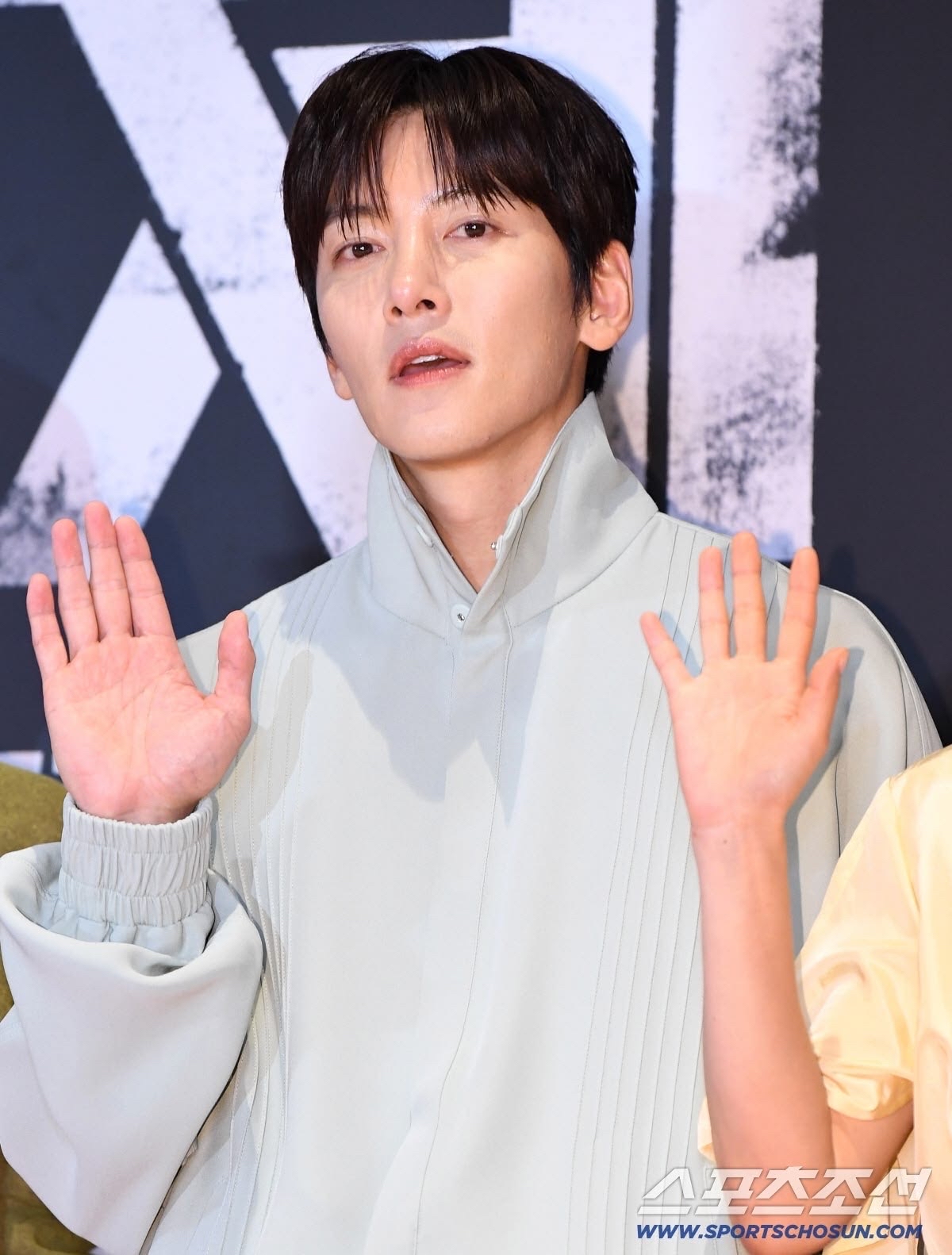 Behind-the-scenes cut of Ji Changwook