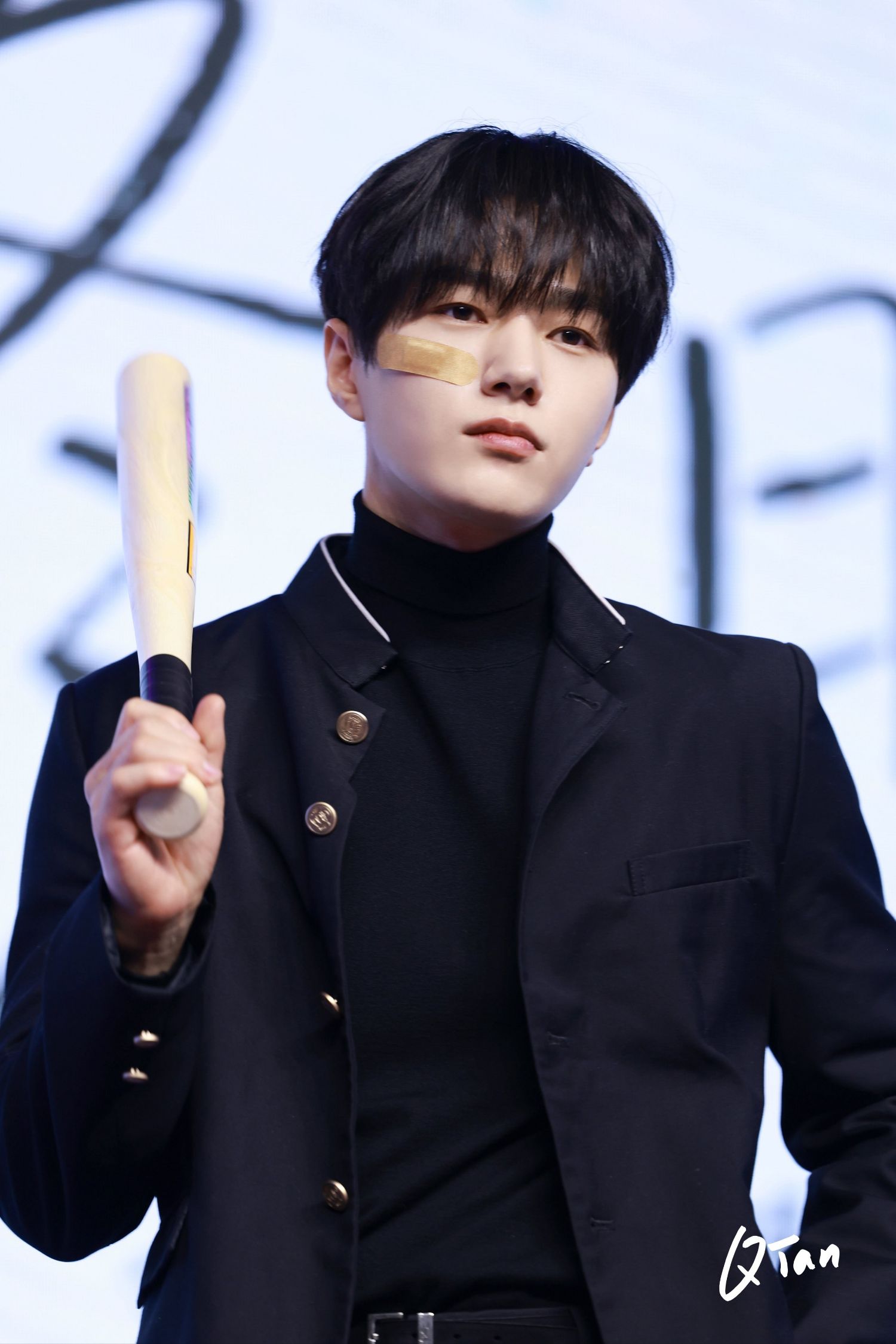 Behind-the-scenes cut of Kim Myungsoo (L)