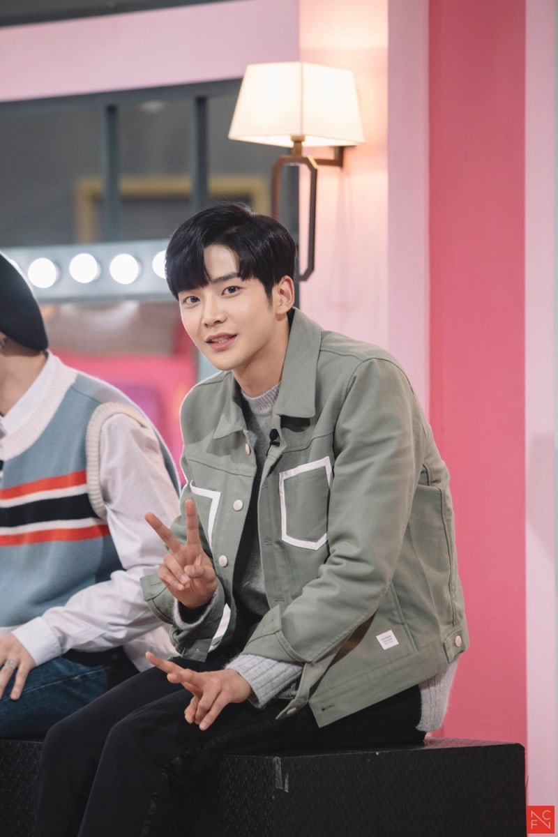 Momen yang diabadikan oleh penggemar Rowoon