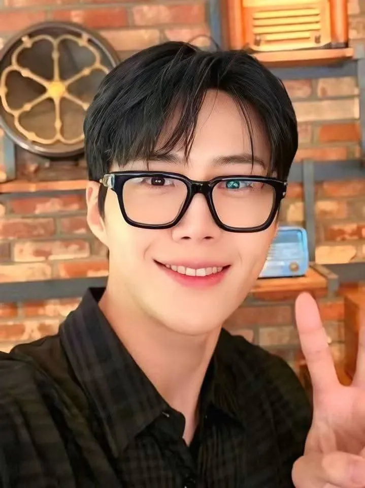 Behind-the-scenes cut of Kim Seonho