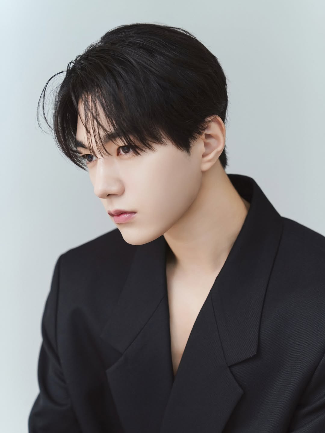 Recent activity shot of Kim Myungsoo (L)