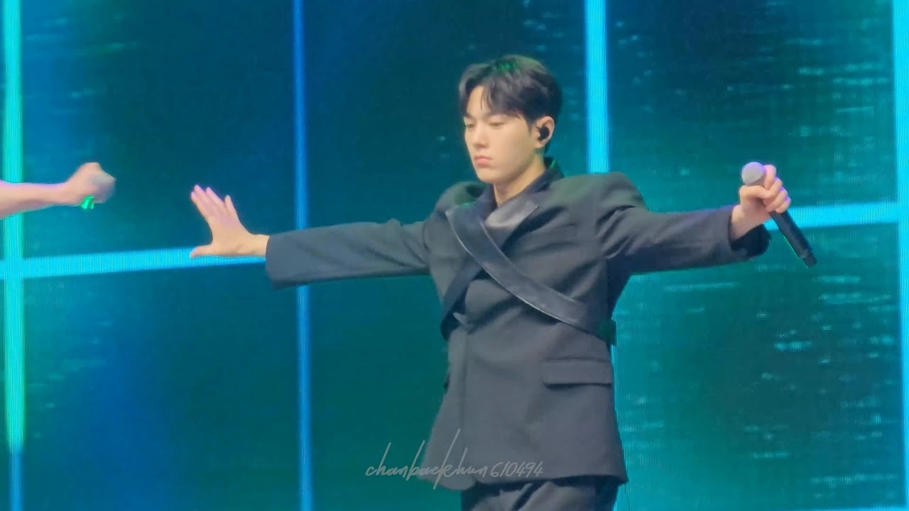 Behind-the-scenes cut of Kim Myungsoo (L)