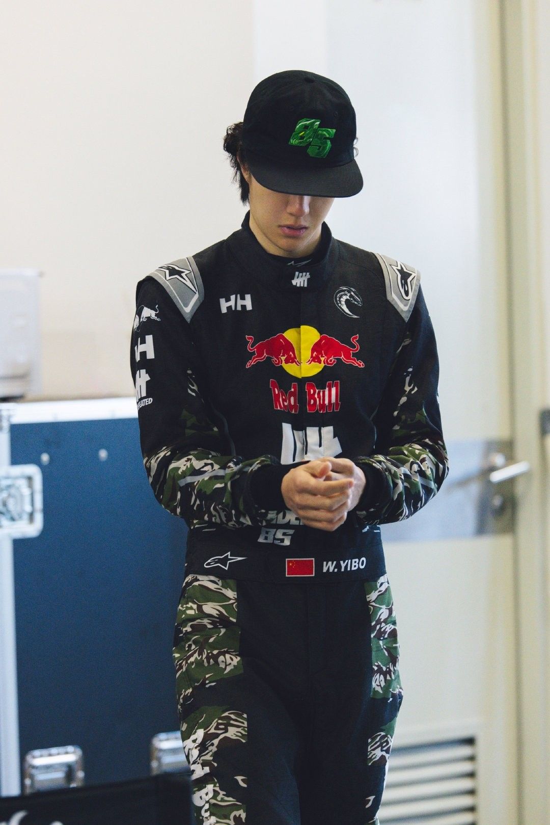 Behind-the-scenes cut of Wang Yibo