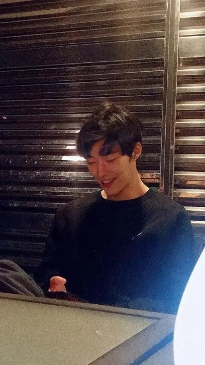 우도환 커뮤니티에서 인기있는 오늘의 배경화면