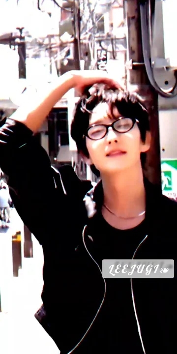 A moment captured by a fan of Lee Joongi