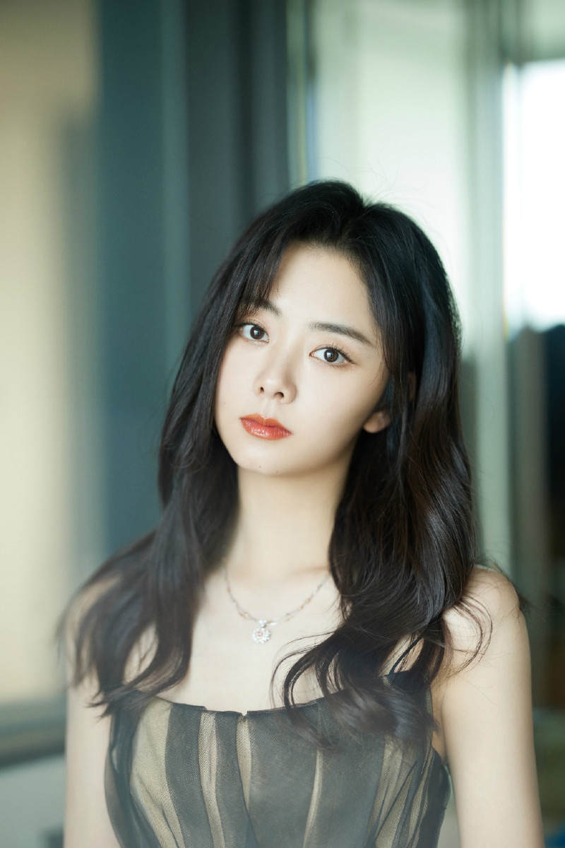 Behind-the-scenes cut of Tan Song Yun