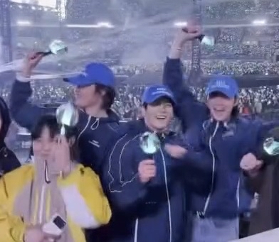 粉丝拍下的朴炯植瞬间