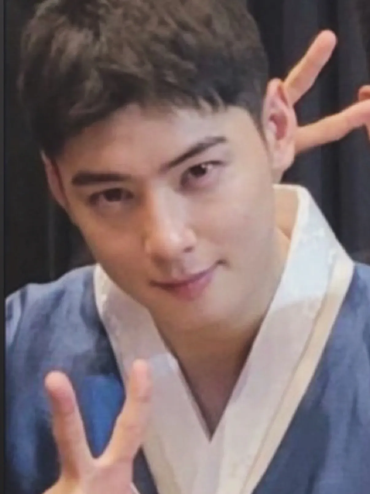 Behind-the-scenes cut of Cha Eunwoo