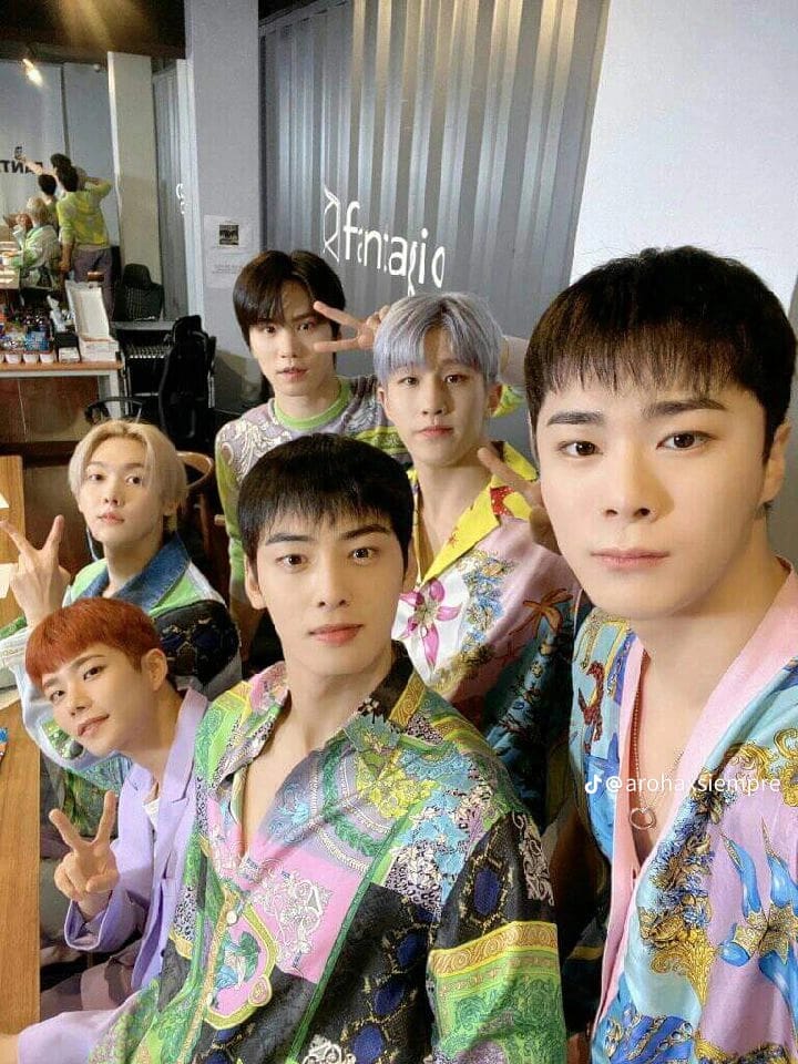 A moment captured by a fan of Cha Eunwoo