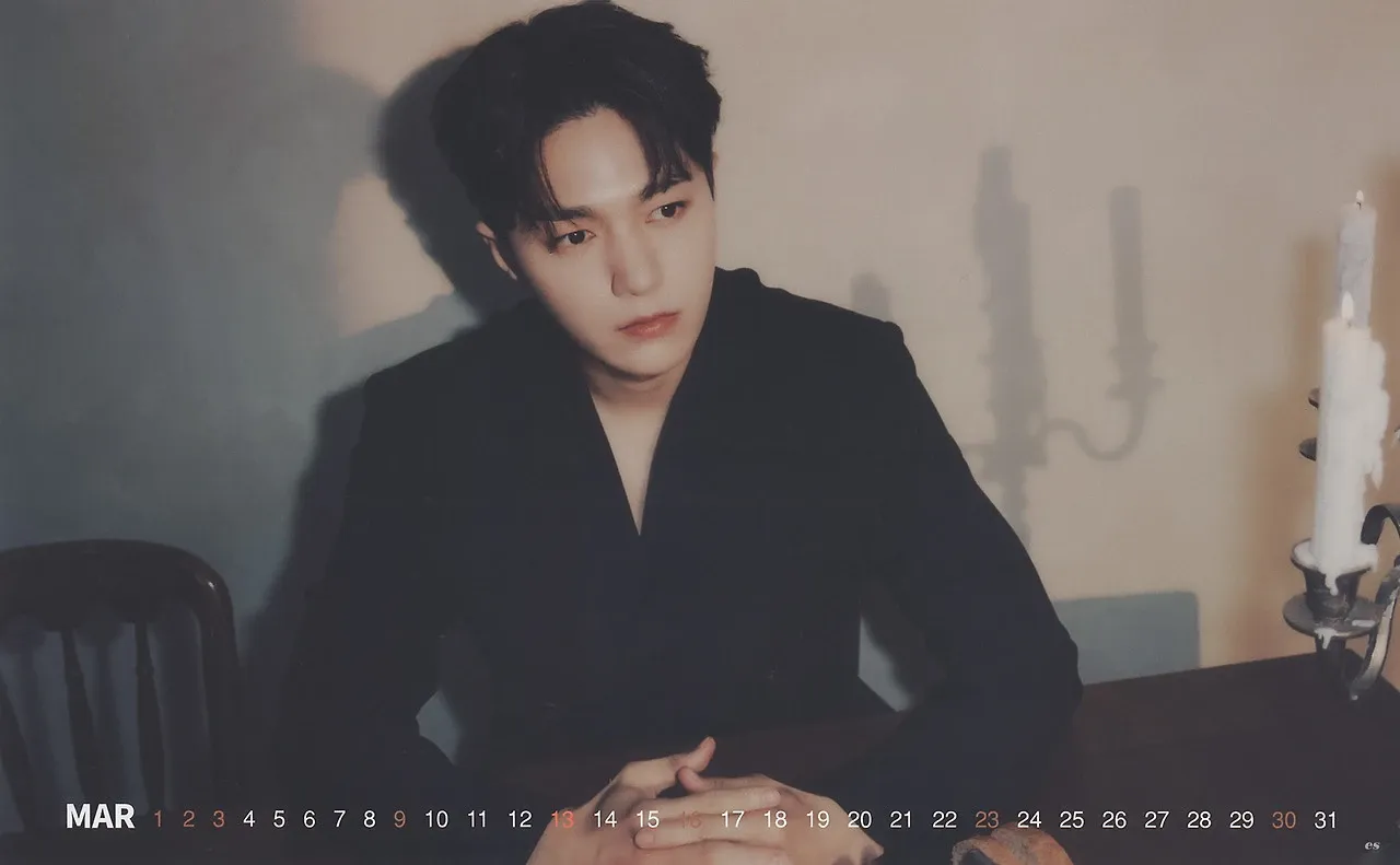 A moment captured by a fan of Kim Myungsoo (L)