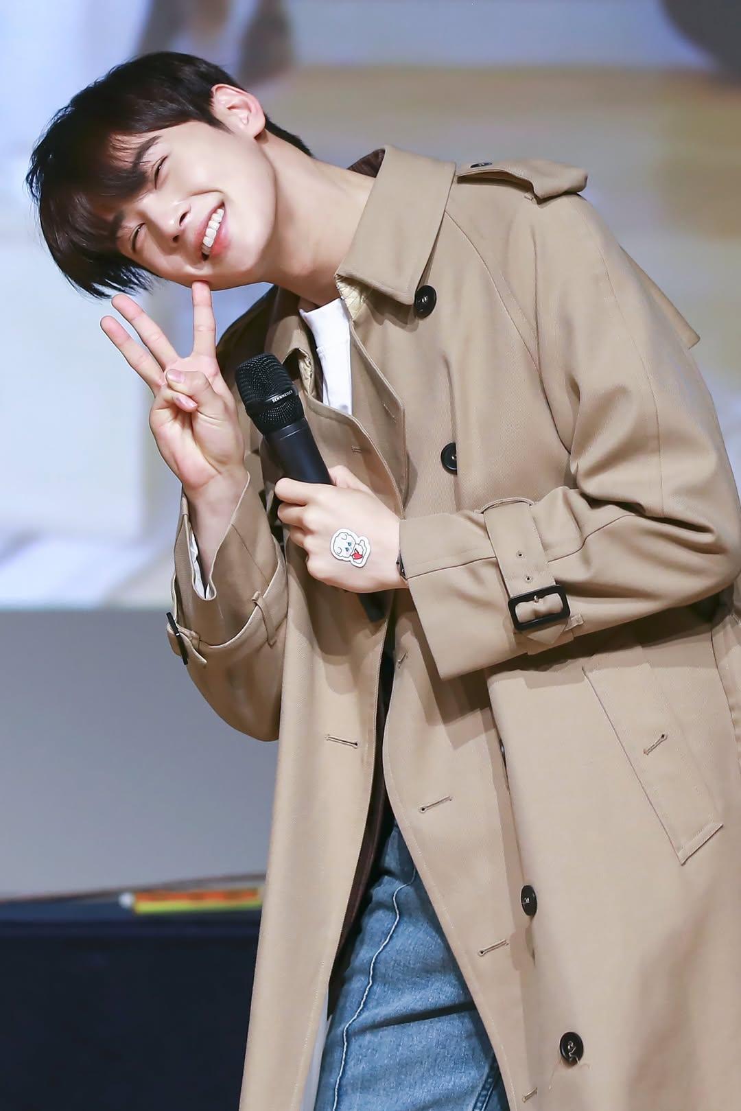 A moment captured by a fan of Cha Eunwoo