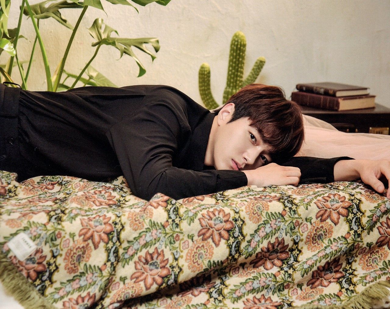 Behind-the-scenes cut of Kim Myungsoo (L)
