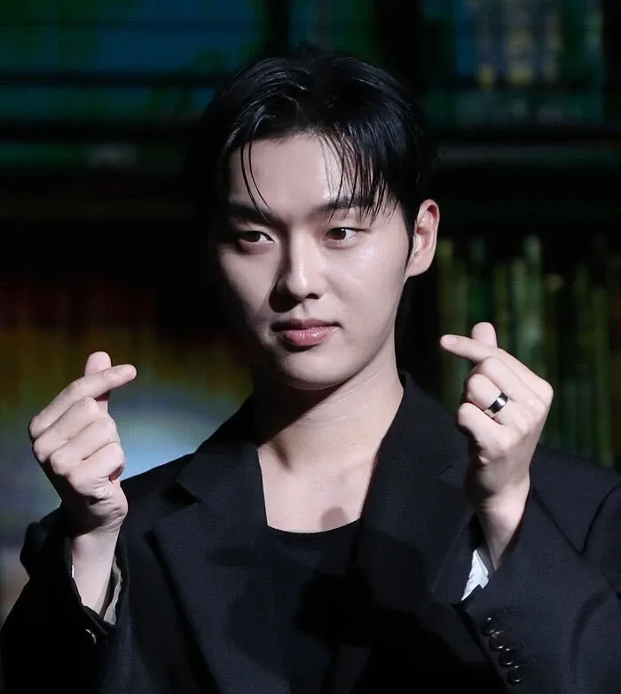 Behind-the-scenes cut of Choi Hyunwook
