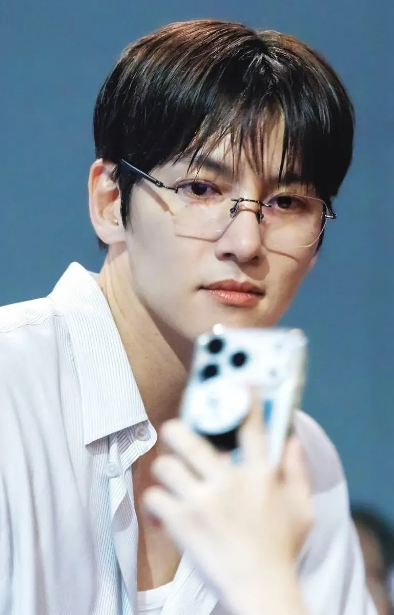 Behind-the-scenes cut of Ji Changwook