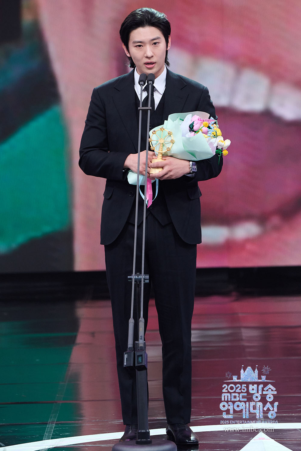 Behind-the-scenes cut of Dex