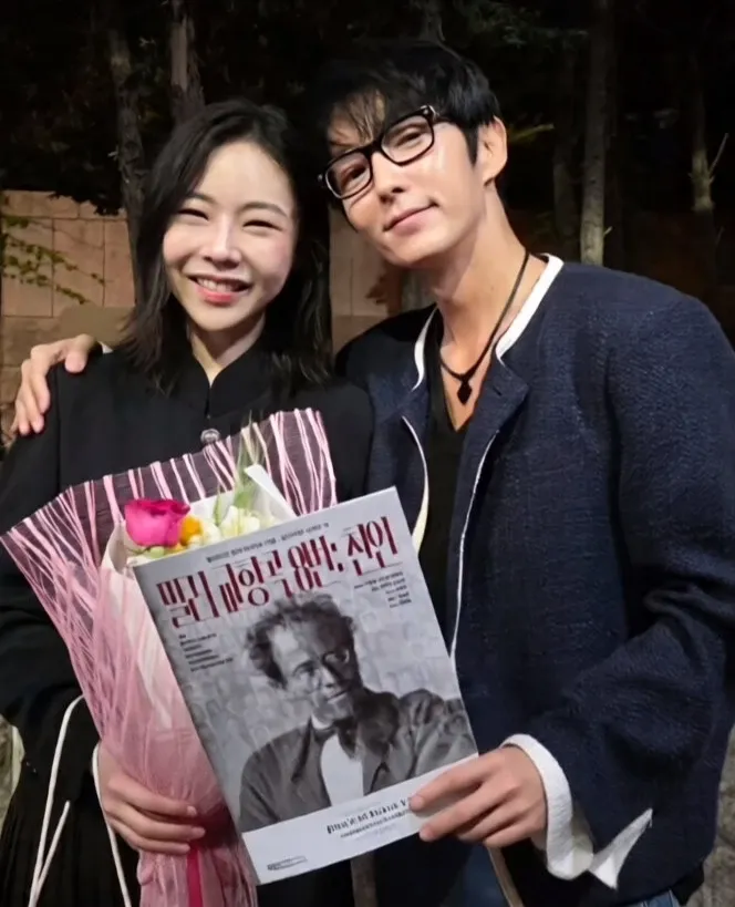 Behind-the-scenes cut of Lee Joongi