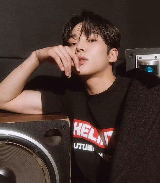 Momen yang diabadikan oleh penggemar Rowoon