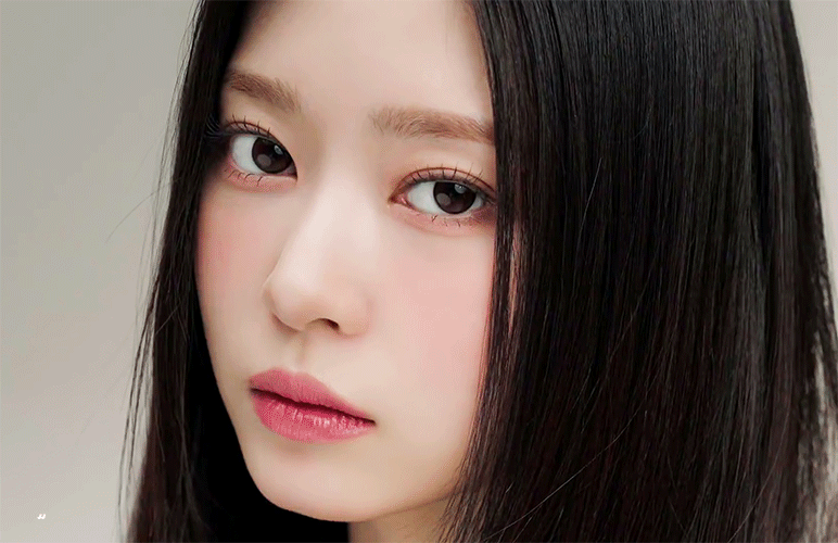 Behind-the-scenes cut of Kim Minju