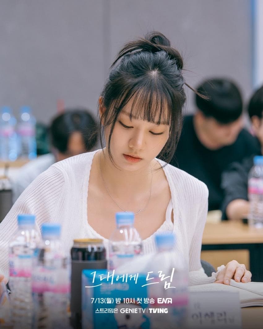 Behind-the-scenes cut of Hyeri