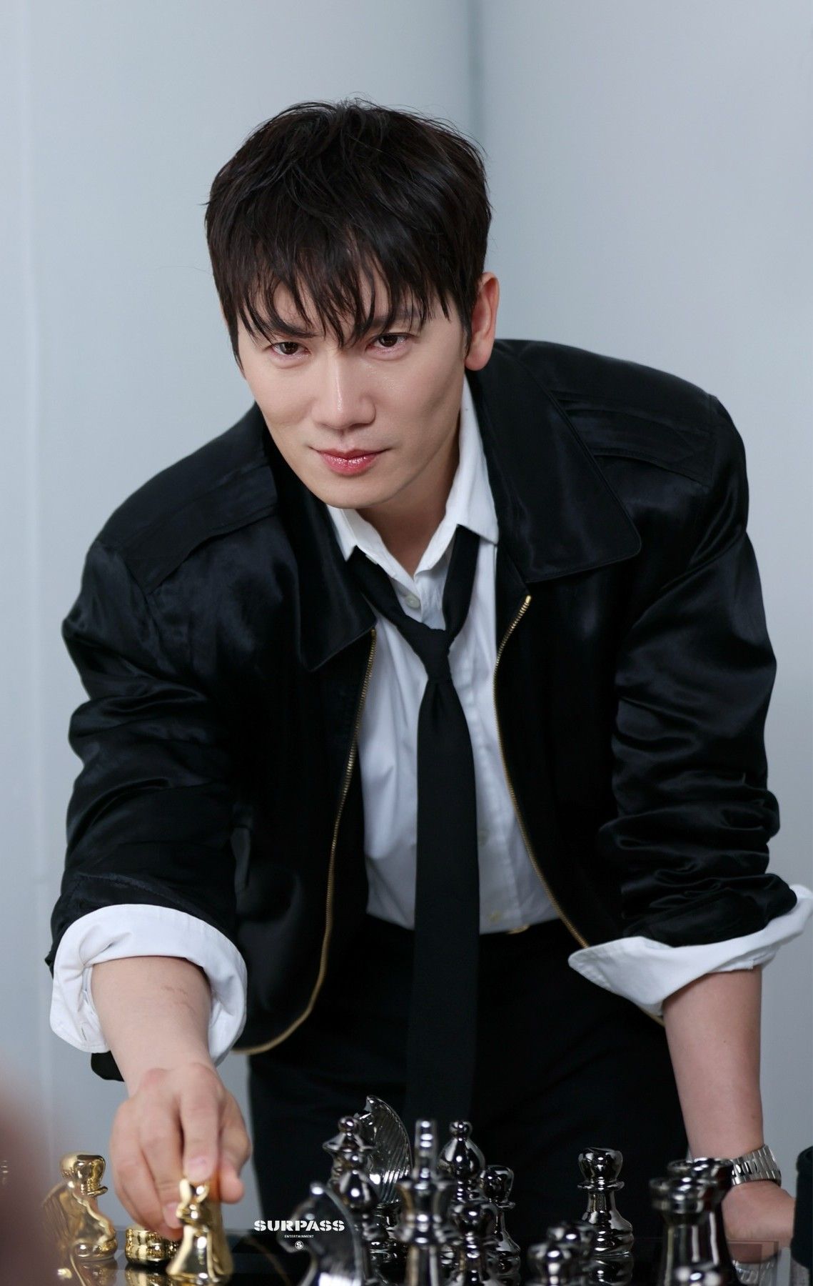 Behind-the-scenes cut of Ji Sung