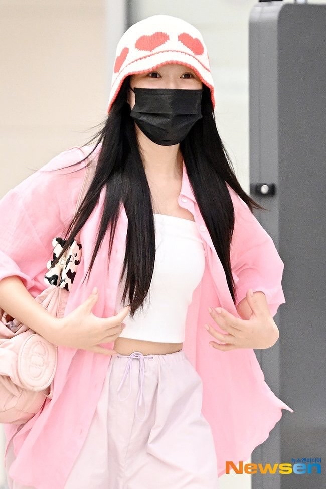 Behind-the-scenes cut of Kim Hyeyoon