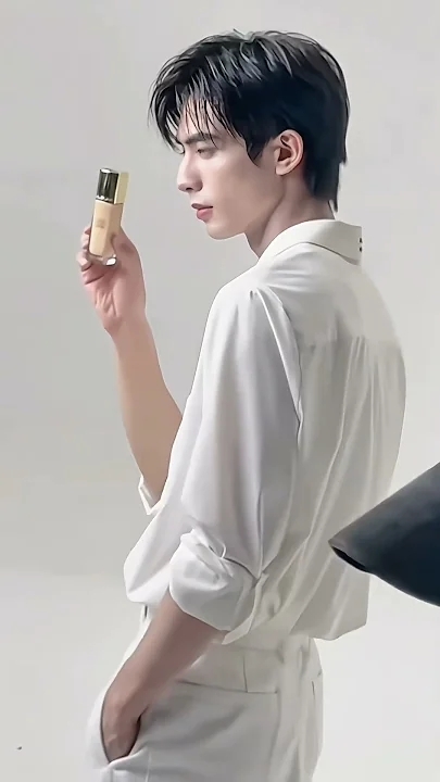 Emotional wallpaper shared by fans for Song WeiLong