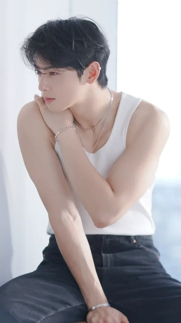 Recent activity shot of Cha Eunwoo