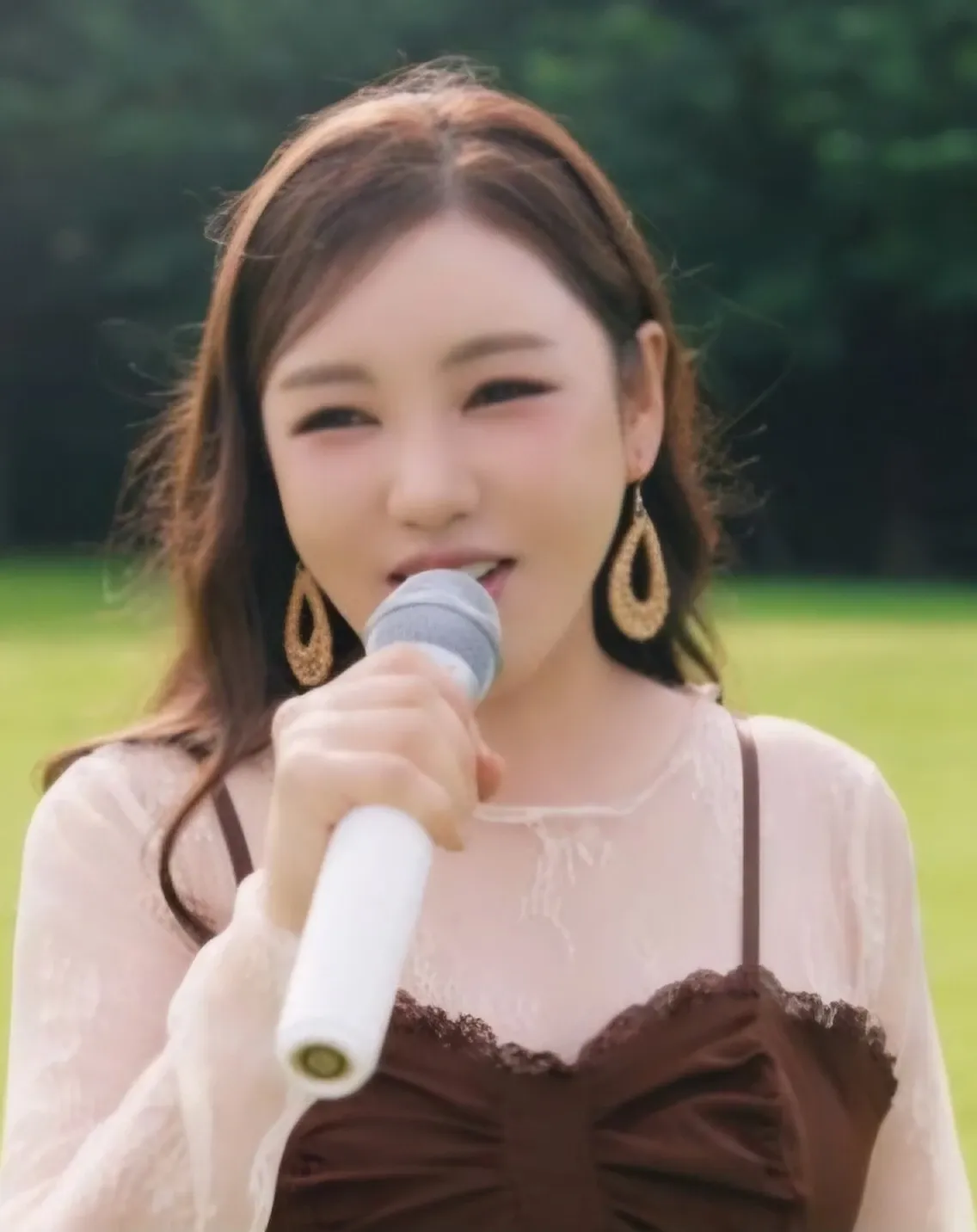 Behind-the-scenes cut of Song Gain