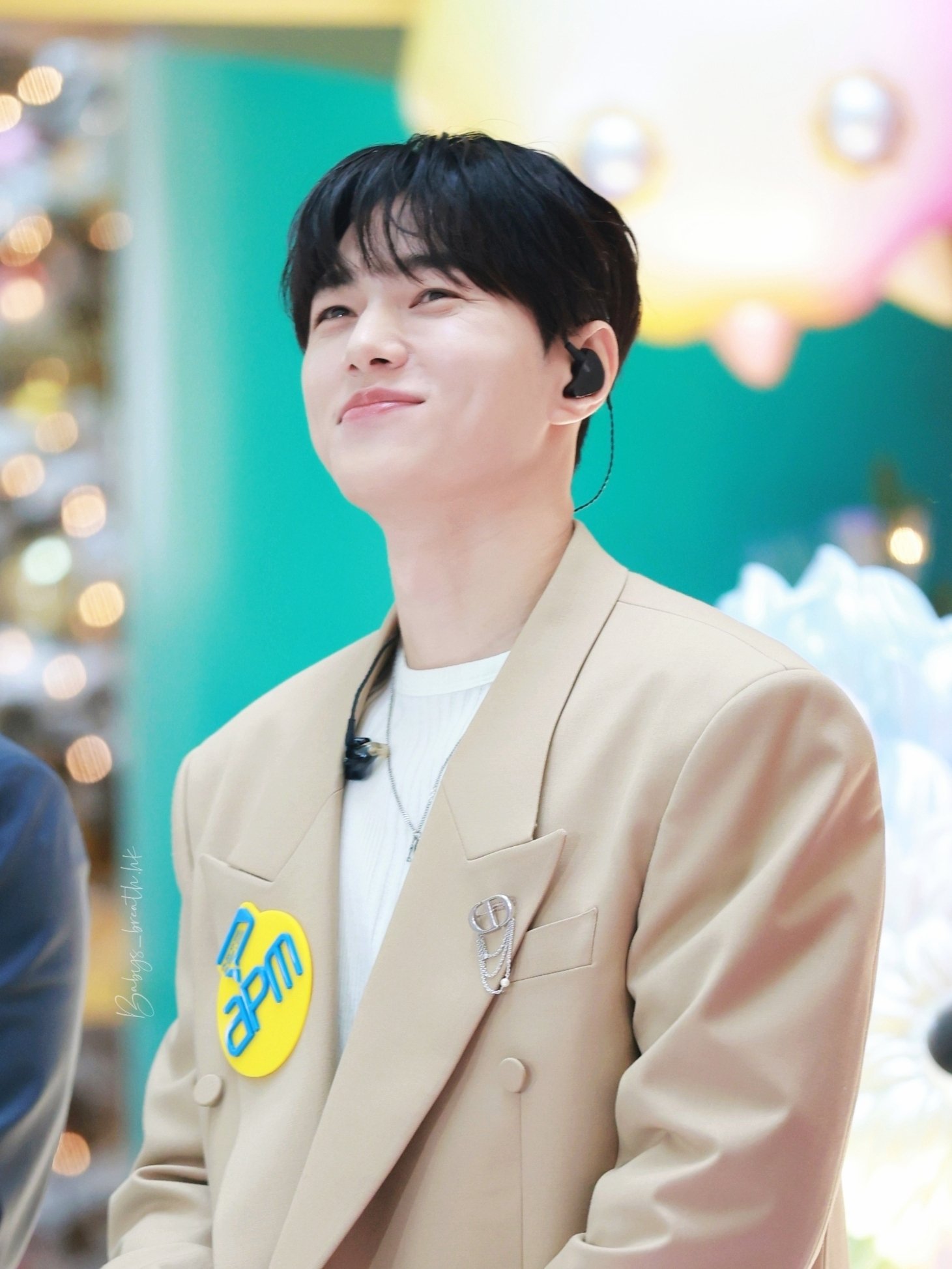 A moment captured by a fan of Kim Myungsoo (L)