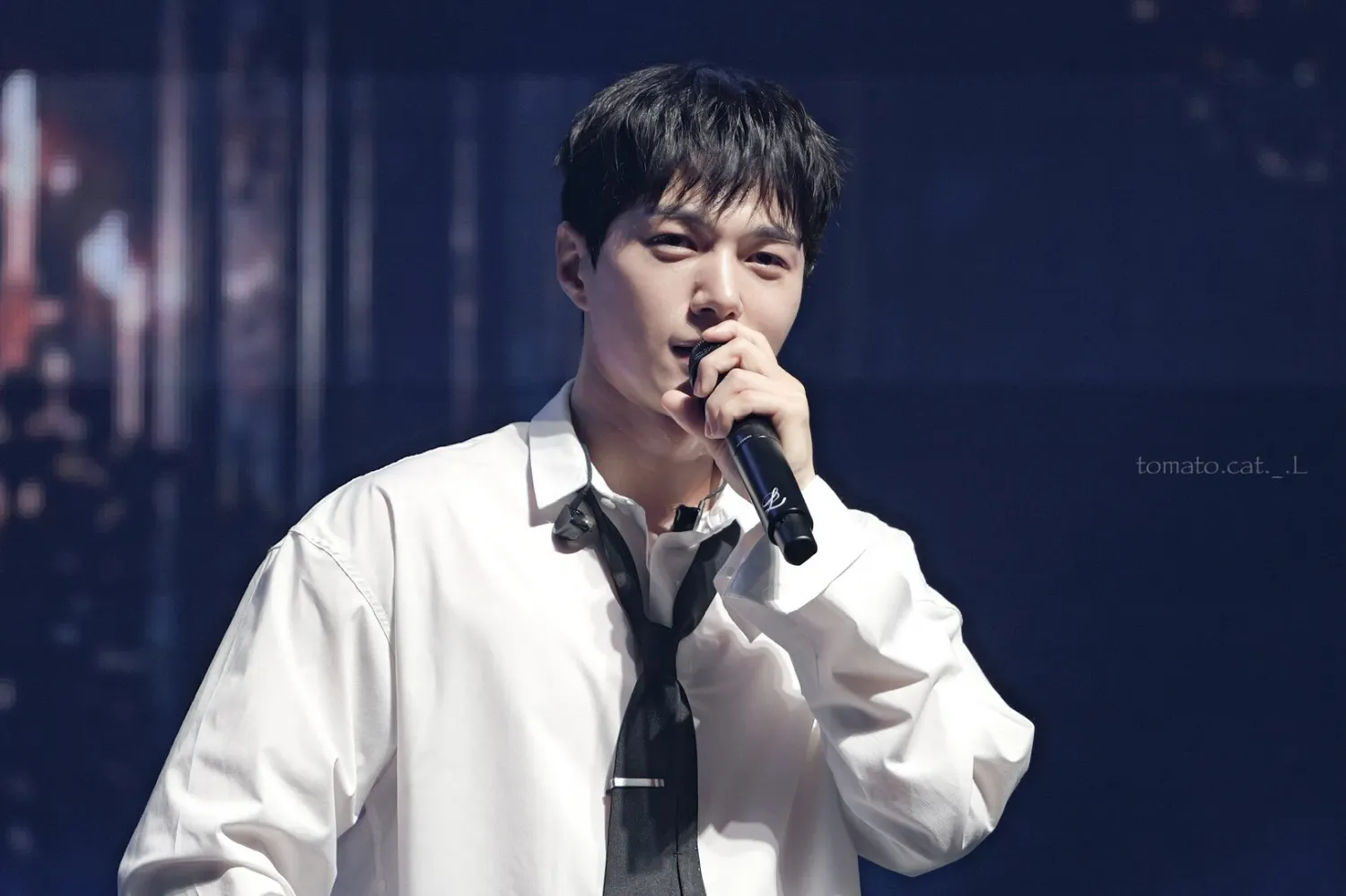 A moment captured by a fan of Kim Myungsoo (L)