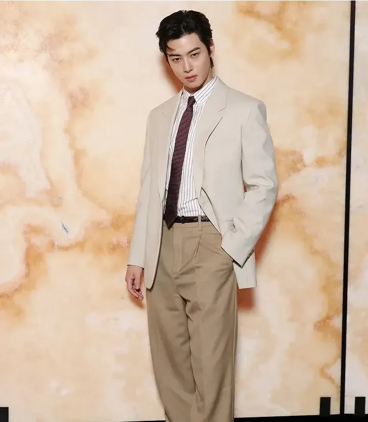 A moment captured by a fan of Cha Eunwoo