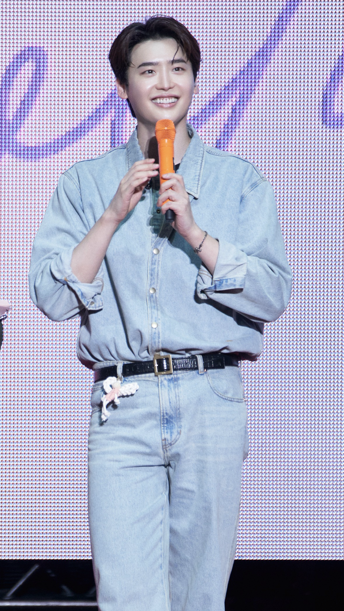 Emotional wallpaper shared by fans for Lee Jongsuk