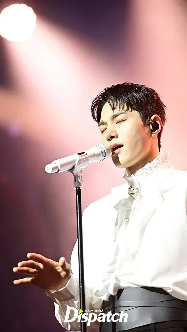 A moment captured by a fan of Kim Myungsoo (L)