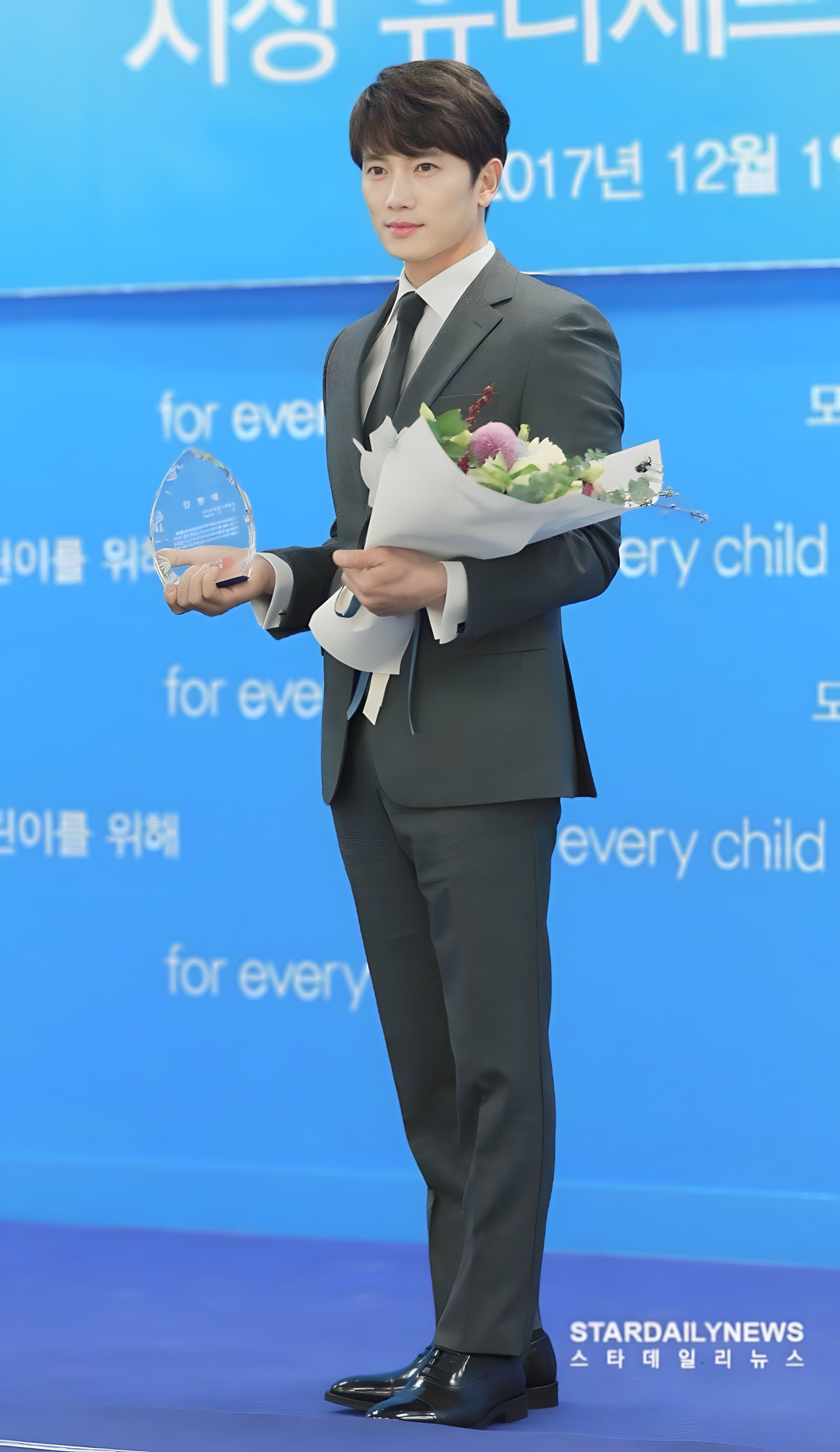 Behind-the-scenes cut of Ji Sung