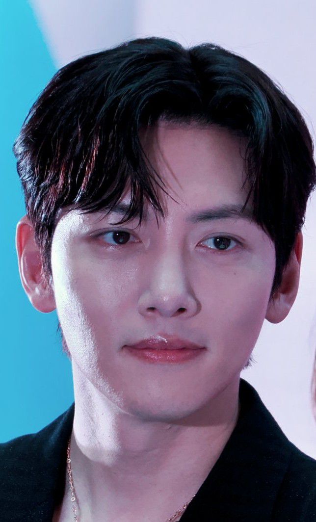 Behind-the-scenes cut of Ji Changwook