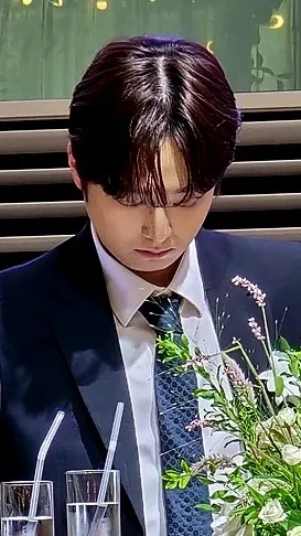 Emotional wallpaper shared by fans for Lee Chanwon